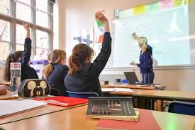 Cum să Găsești Cele Mai Bune Școli din UK pentru Copilul Tău: Un Ghid Esențial